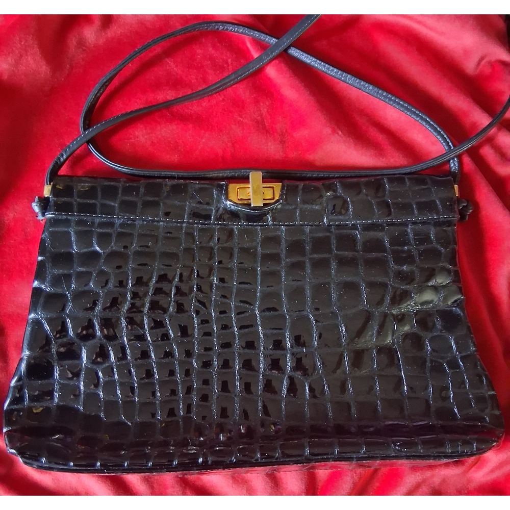 Elegant Black Crocodile-Embossed Shoulder Bag